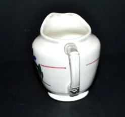 Pot à lait, crémier en faïence de Sarreguemines, décor au pochoir, 1920