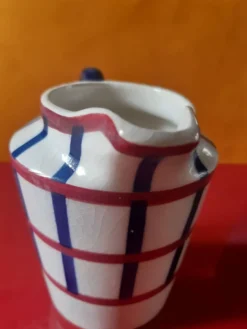 Pot à lait de petit déjeuner d'un service décor basque