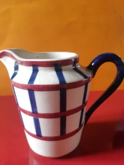 Pot à lait de petit déjeuner d'un service décor basque