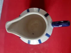 Pot à lait de petit déjeuner d'un service décor basque