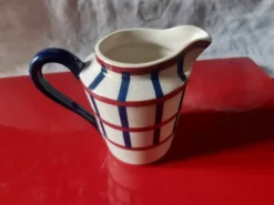Pot à lait de petit déjeuner d'un service décor basque