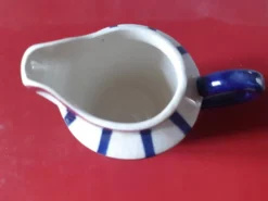 Pot à lait de petit déjeuner d'un service décor basque
