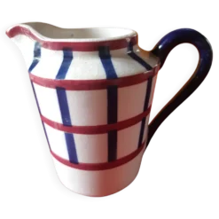 Pot à lait de petit déjeuner d'un service décor basque