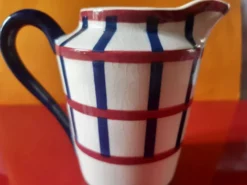 Pot à lait de petit déjeuner d'un service décor basque