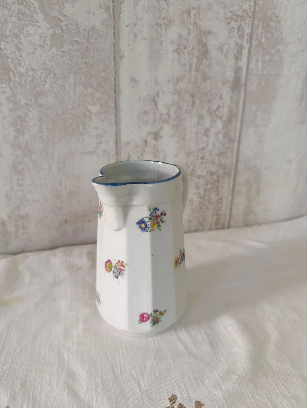 Pot à lait en faïence motifs petites fleurs