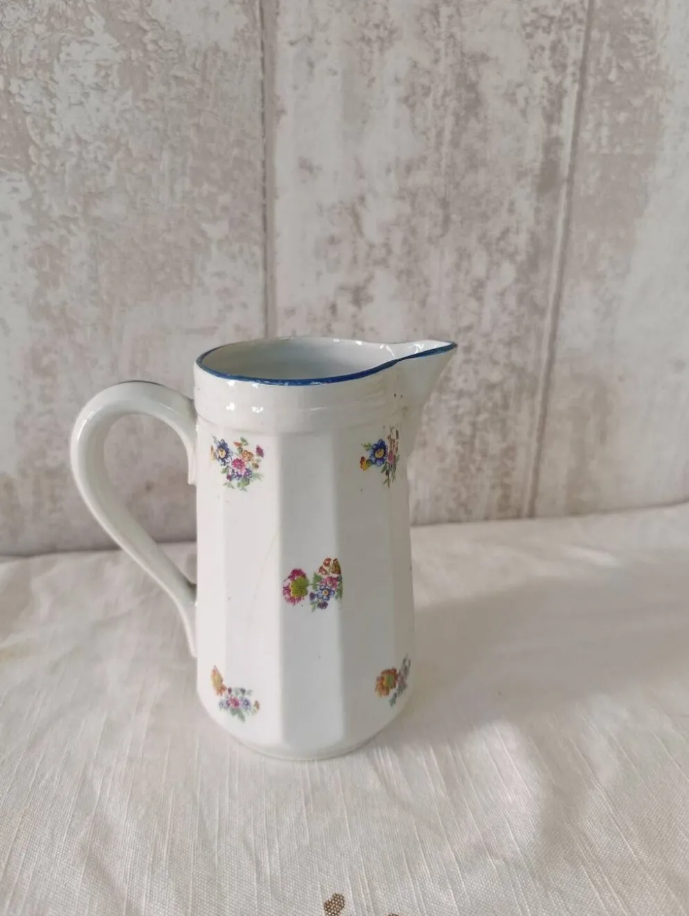 Pot à lait en faïence motifs petites fleurs