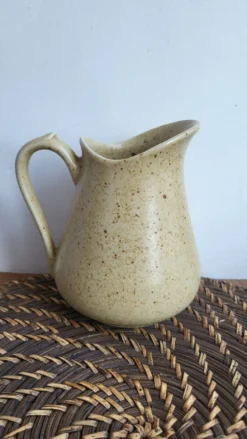 Pot à lait en grès moucheté