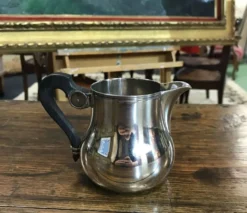 Pot à lait en métal argenté, Ercuis