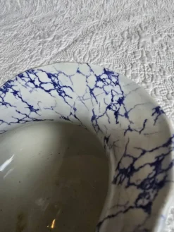 Pot à lait en porcelaine de Limoges décor bleu marbré