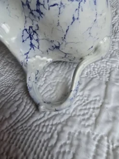 Pot à lait en porcelaine de Limoges décor bleu marbré