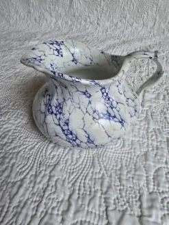 Pot à lait en porcelaine de Limoges décor bleu marbré