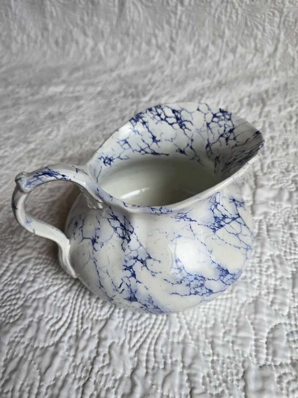 Pot à lait en porcelaine de Limoges décor bleu marbré