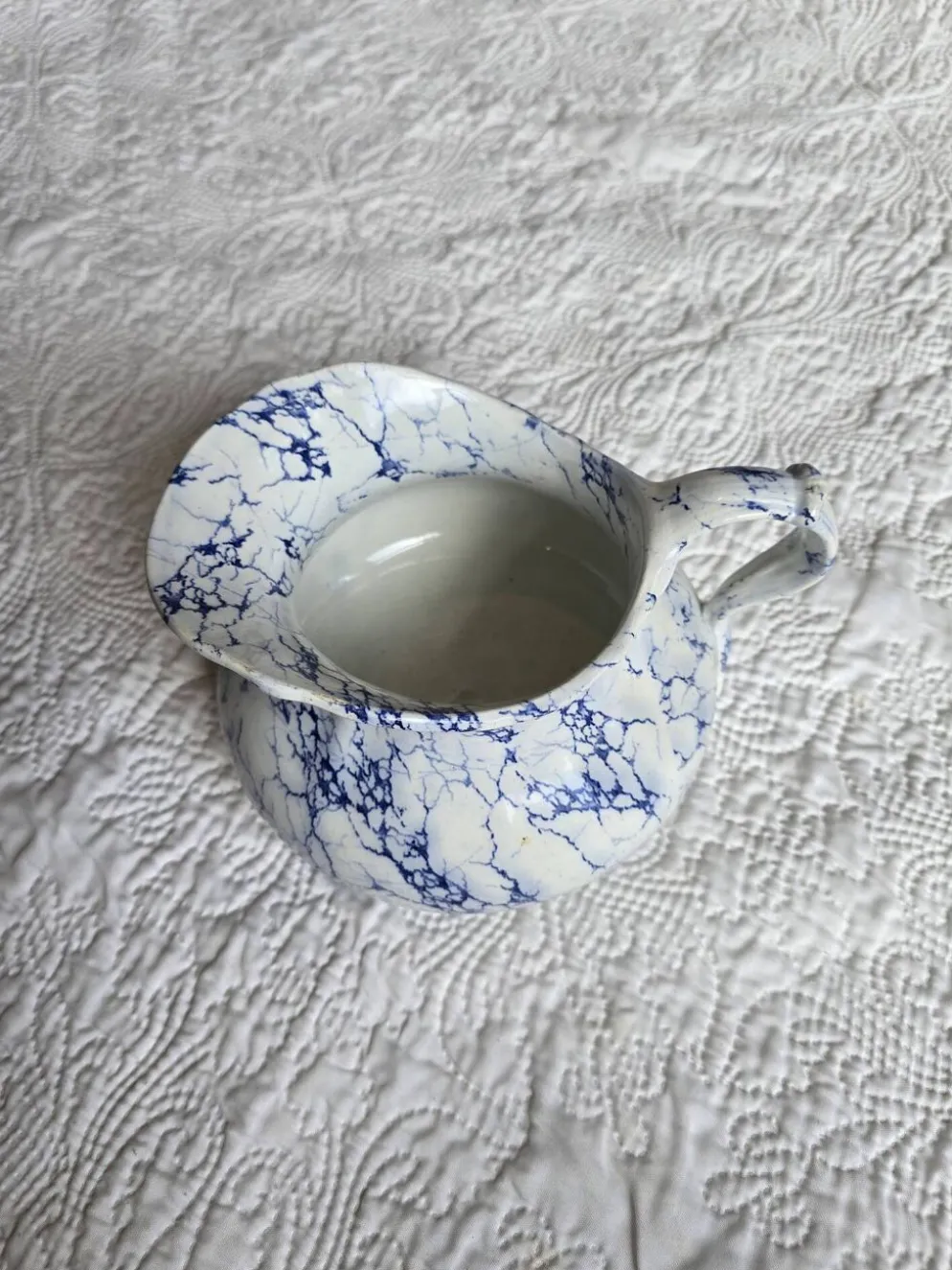 Pot à lait en porcelaine de Limoges décor bleu marbré