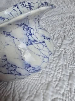 Pot à lait en porcelaine de Limoges décor bleu marbré