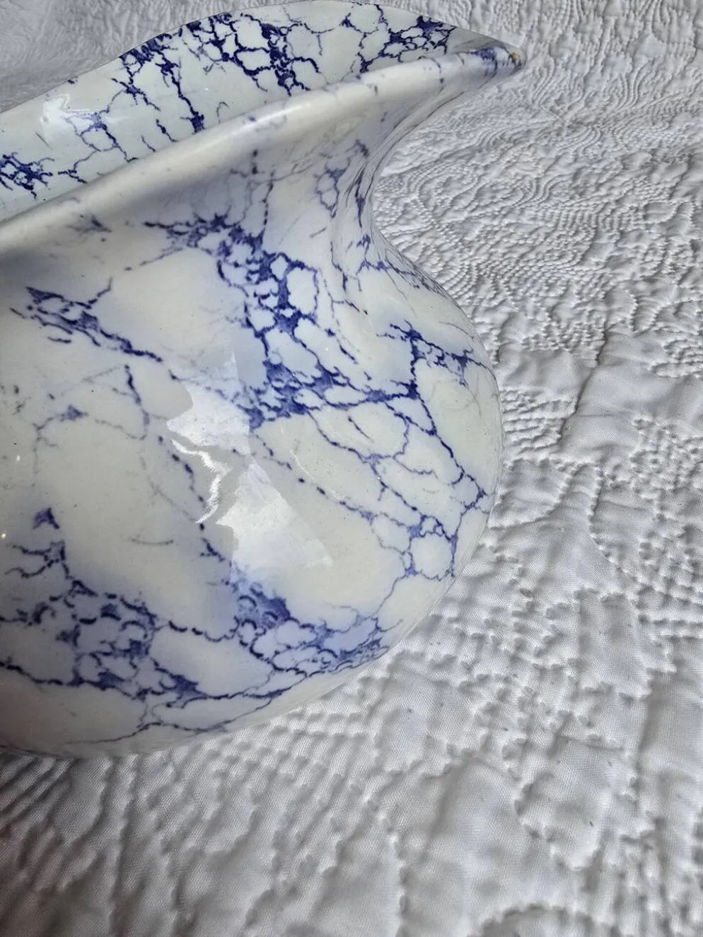 Pot à lait en porcelaine de Limoges décor bleu marbré