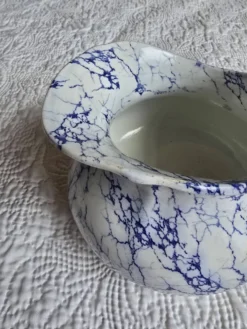 Pot à lait en porcelaine de Limoges décor bleu marbré