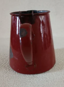 Pot à lait en tôle émaillée
