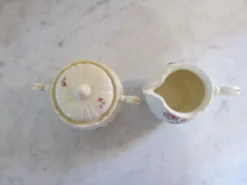 Pot à lait et sucrier en faïence de Digoin