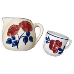 Pot à lait et tasse décor de rose
