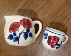 Pot à lait et tasse décor de rose