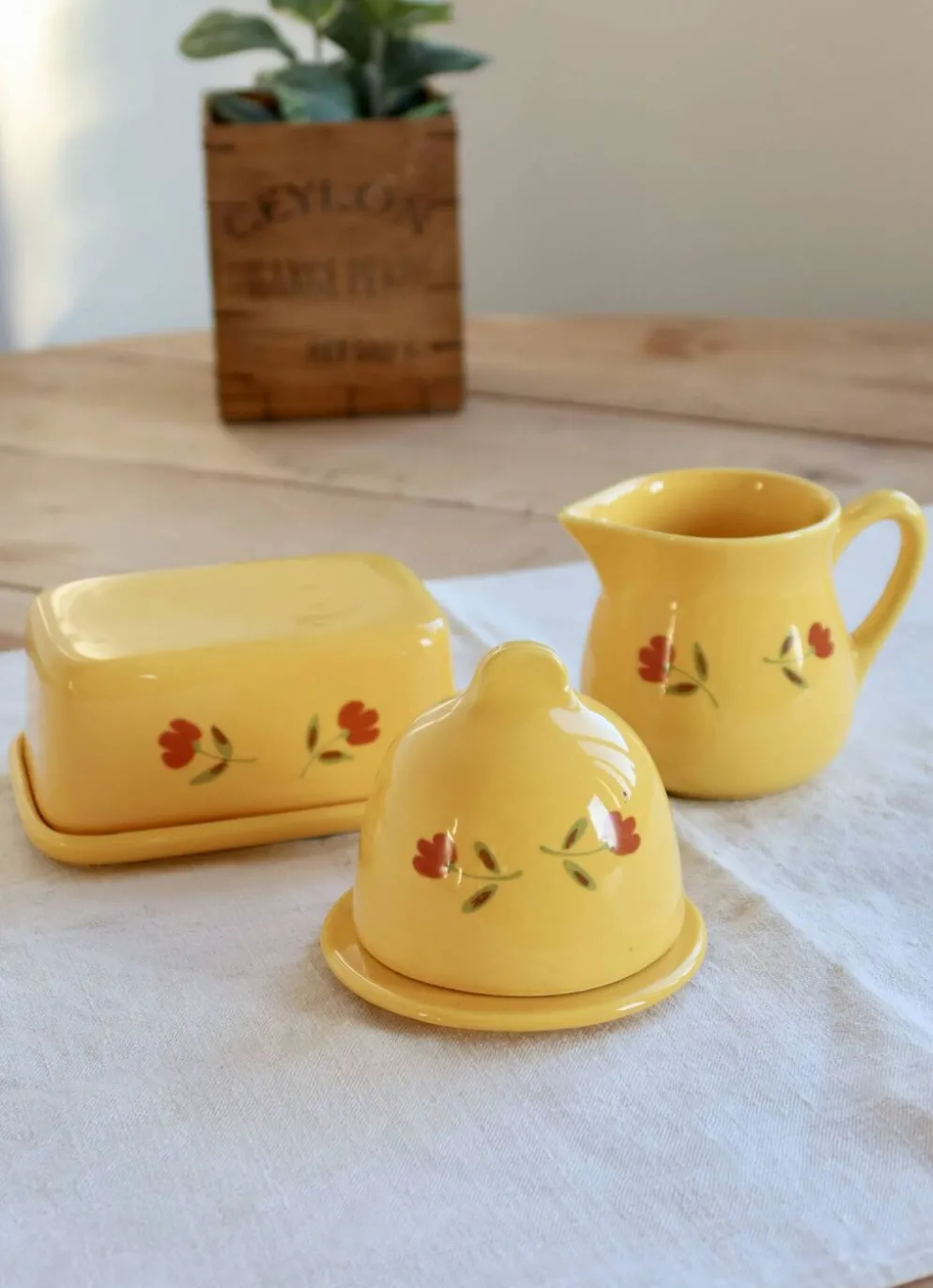 Pot à lait vintage en céramique jaune – Motif fleuri peint à la main