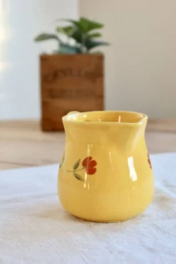 Pot à lait vintage en céramique jaune – Motif fleuri peint à la main