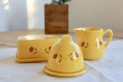 Pot à lait vintage en céramique jaune – Motif fleuri peint à la main