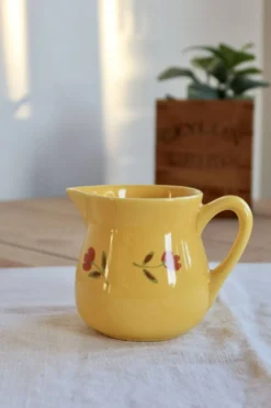 Pot à lait vintage en céramique jaune – Motif fleuri peint à la main