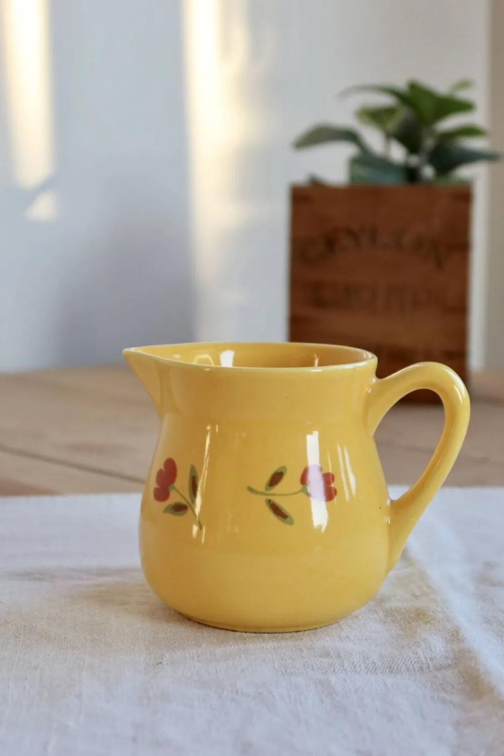 Pot à lait vintage en céramique jaune – Motif fleuri peint à la main
