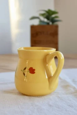 Pot à lait vintage en céramique jaune – Motif fleuri peint à la main