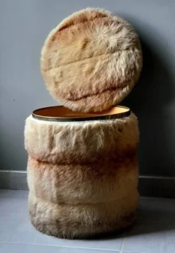 Pouf coffre cylindrique en fausse fourrure 1970