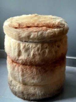 Pouf coffre cylindrique en fausse fourrure 1970