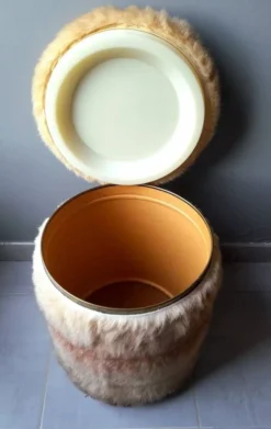 Pouf coffre cylindrique en fausse fourrure 1970
