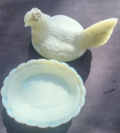 Poule en opaline vallerysthal