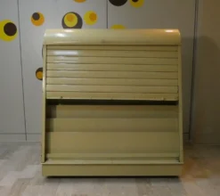 Présentoir en fer peint, Italie, années 1960.