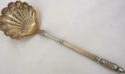 Puiforcat, cuillère à saupoudrer, argent massif, manche à la russe, vermeil.