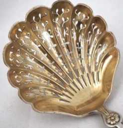 Puiforcat, cuillère à saupoudrer, argent massif, manche à la russe, vermeil.