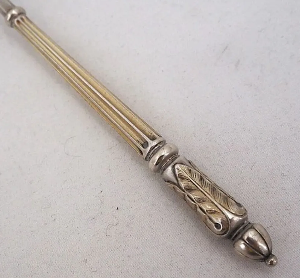Puiforcat, cuillère à saupoudrer, argent massif, manche à la russe, vermeil.