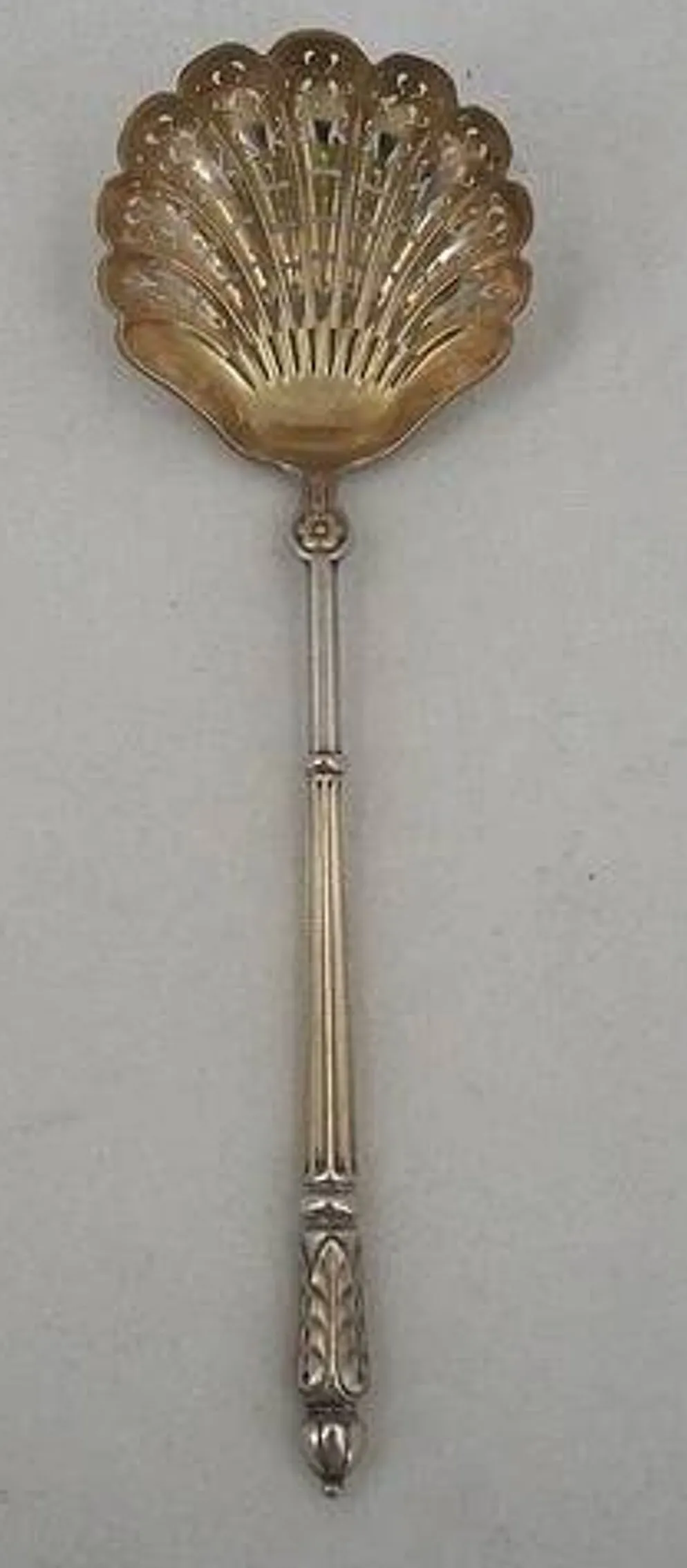 Puiforcat, cuillère à saupoudrer, argent massif, manche à la russe, vermeil.
