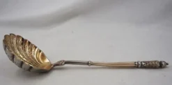 Puiforcat, cuillère à saupoudrer, argent massif, manche à la russe, vermeil.