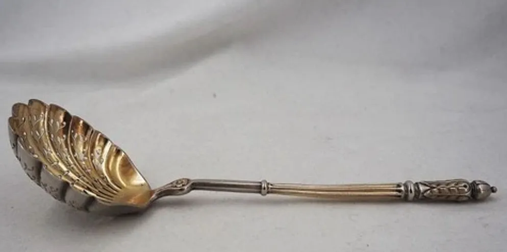 Puiforcat, cuillère à saupoudrer, argent massif, manche à la russe, vermeil.