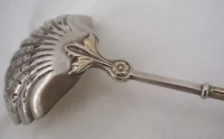 Puiforcat, cuillère à saupoudrer, argent massif, manche à la russe, vermeil.