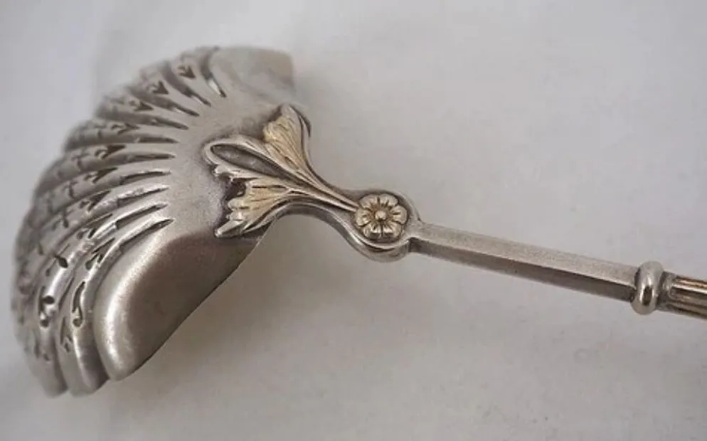 Puiforcat, cuillère à saupoudrer, argent massif, manche à la russe, vermeil.