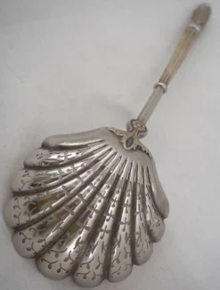 Puiforcat, cuillère à saupoudrer, argent massif, manche à la russe, vermeil.