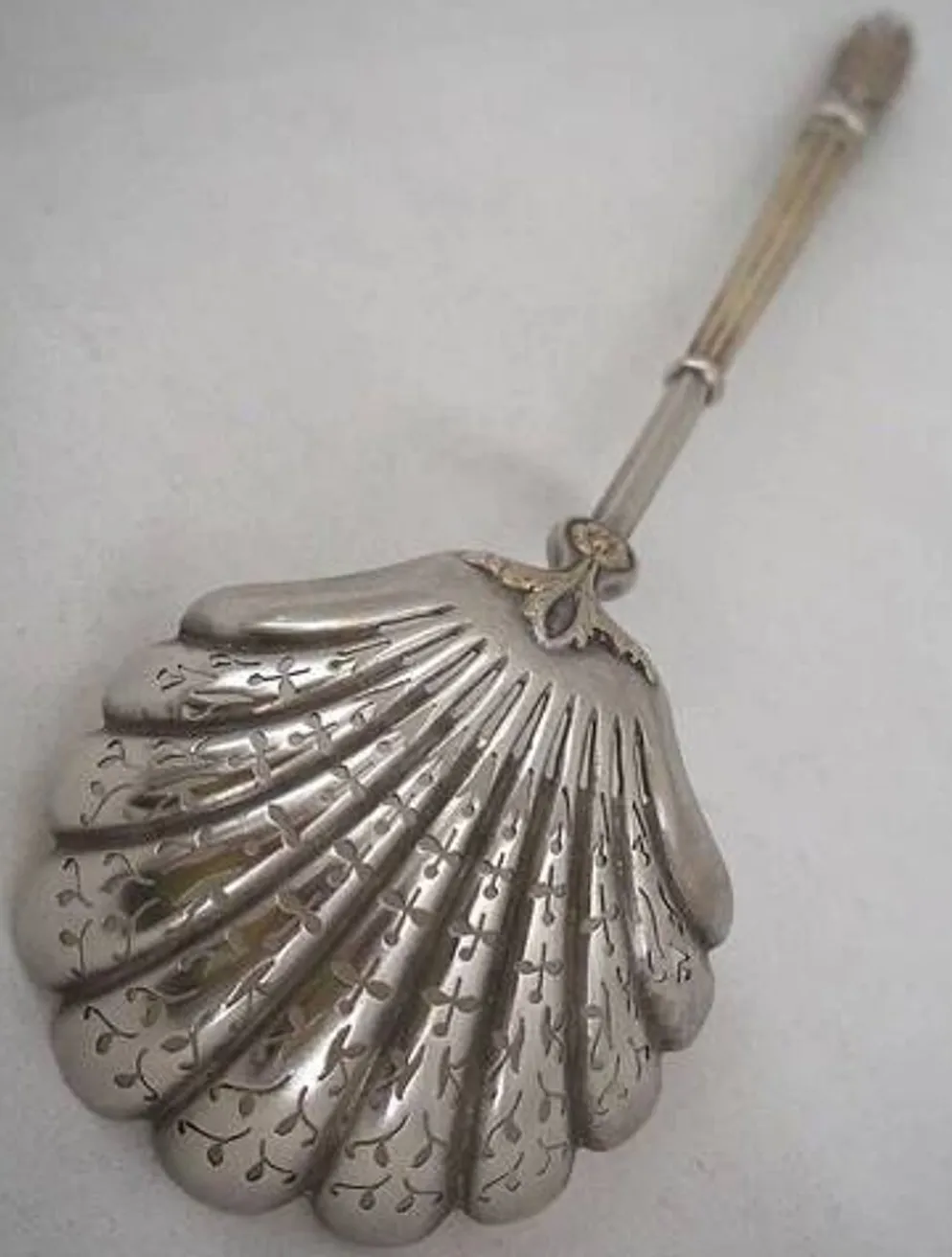Puiforcat, cuillère à saupoudrer, argent massif, manche à la russe, vermeil.
