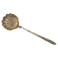 Puiforcat, cuillère à saupoudrer, argent massif, manche à la russe, vermeil.