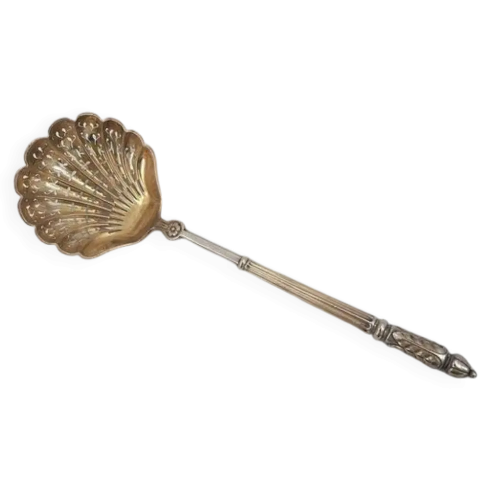 Puiforcat, cuillère à saupoudrer, argent massif, manche à la russe, vermeil.