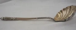 Puiforcat, cuillère à saupoudrer, argent massif, manche à la russe, vermeil.
