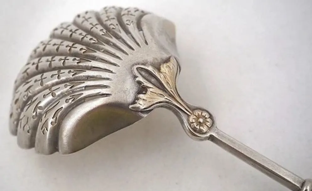 Puiforcat, cuillère à saupoudrer, argent massif, manche à la russe, vermeil.