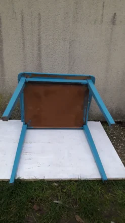 Pupitre écolier bleu avec emplacement encrier